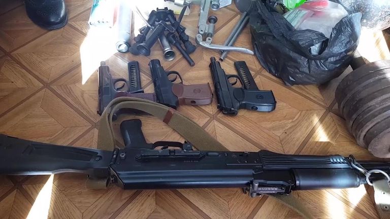 Огнестрельное оружие и боеприпасы, изъятые сотрудниками ФСБ РФ Огнестрельное оружие и боеприпасы, изъятые сотрудниками ФСБ РФ