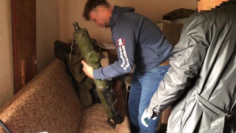 Огнестрельное оружие, изъятое сотрудниками ФСБ РФ в ходе оперативных действий по пресечению противоправной деятельности лиц, причастных к восстановлению боевых свойств гражданских образцов оружия и изготовлению боеприпасов Огнестрельное оружие, изъятое сотрудниками ФСБ РФ в ходе оперативных действий по пресечению противоправной деятельности лиц, причастных к восстановлению боевых свойств гражданских образцов оружия и изготовлению боеприпасов