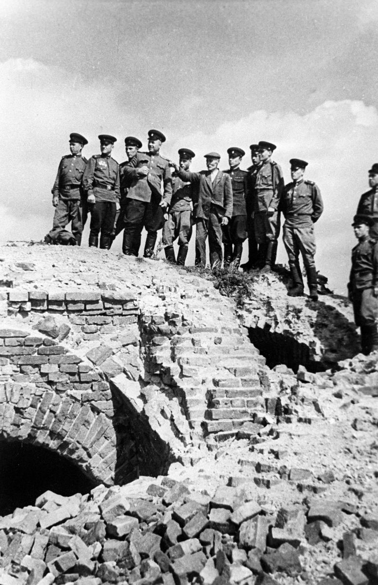 Очевидец Иван Пеньковский рассказывает пограничникам о подвиге бойцов