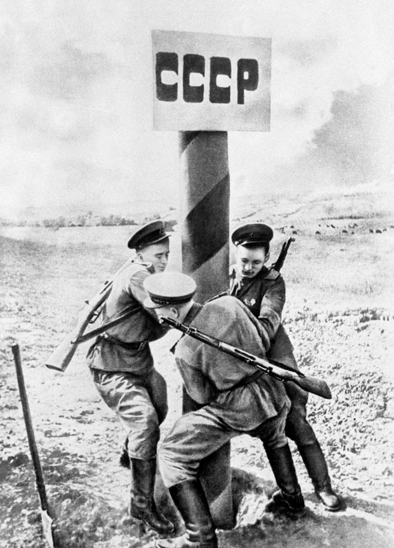 Великая Отечественная война 1941-1945 гг.
Советские солдаты устанавливают пограничный столб на границе с Румынией. 1944 год