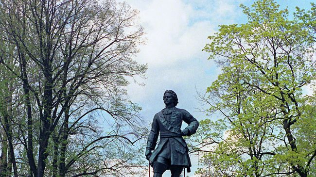 Памятник Петру I в центральном парке Кронштадта