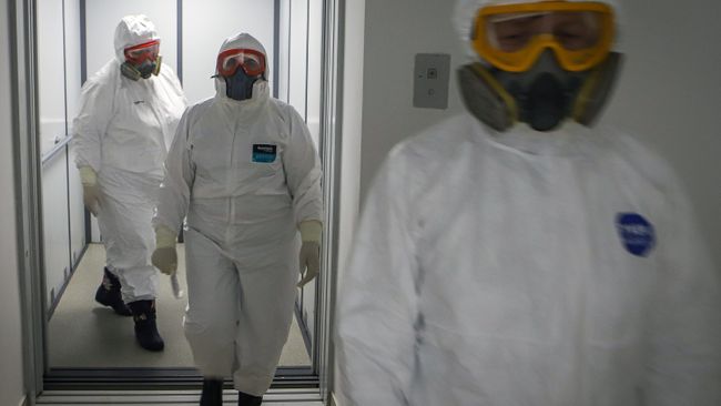 Медицинские работники в госпитале для зараженных коронавирусной инфекцией COVID-19 в Черкесске Медицинские работники в госпитале для зараженных коронавирусной инфекцией COVID-19 в Черкесске