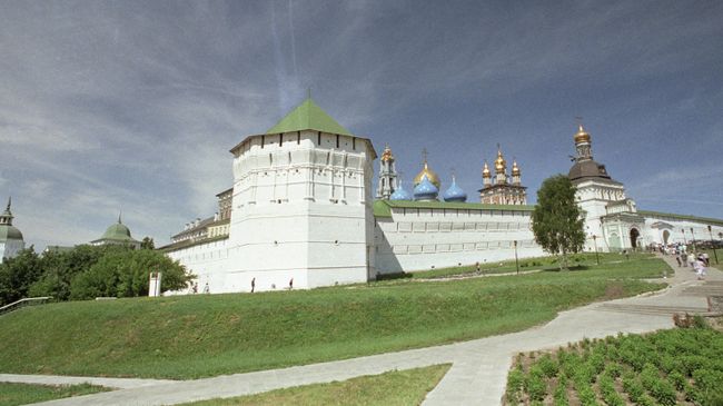 Вид на Пятницкую башню и Святые ворота Троице-Сергиевой лавры
