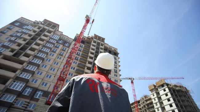 Рабочий на строительстве жилого дома Рабочий на строительстве жилого дома