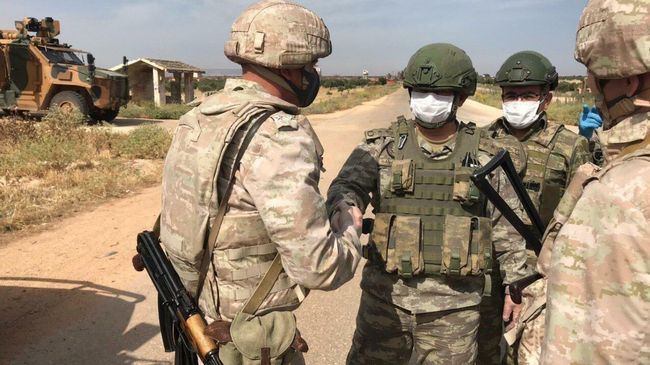 Российские и турецкие военные во время совместного патрулирования в провинции Идлиб, Сирия