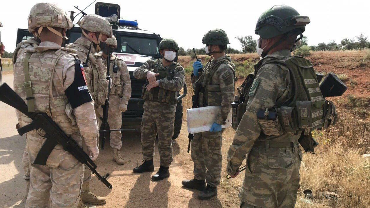 Российские и турецкие военные во время совместного патрулирования в Сирии Российские и турецкие военные во время совместного патрулирования в Сирии - РИА Новости, 1920, 23.02.2023