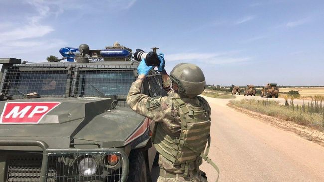 Российские и турецкие военные во время совместного патрулирования в провинции Идлиб, Сирия Российские и турецкие военные во время совместного патрулирования в провинции Идлиб, Сирия
