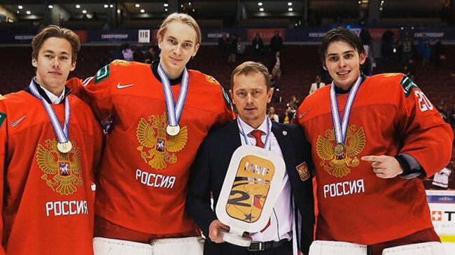 Тренер молодежной сборной России по хоккею Владимир Куликов (в центре) Тренер молодежной сборной России по хоккею Владимир Куликов (в центре)