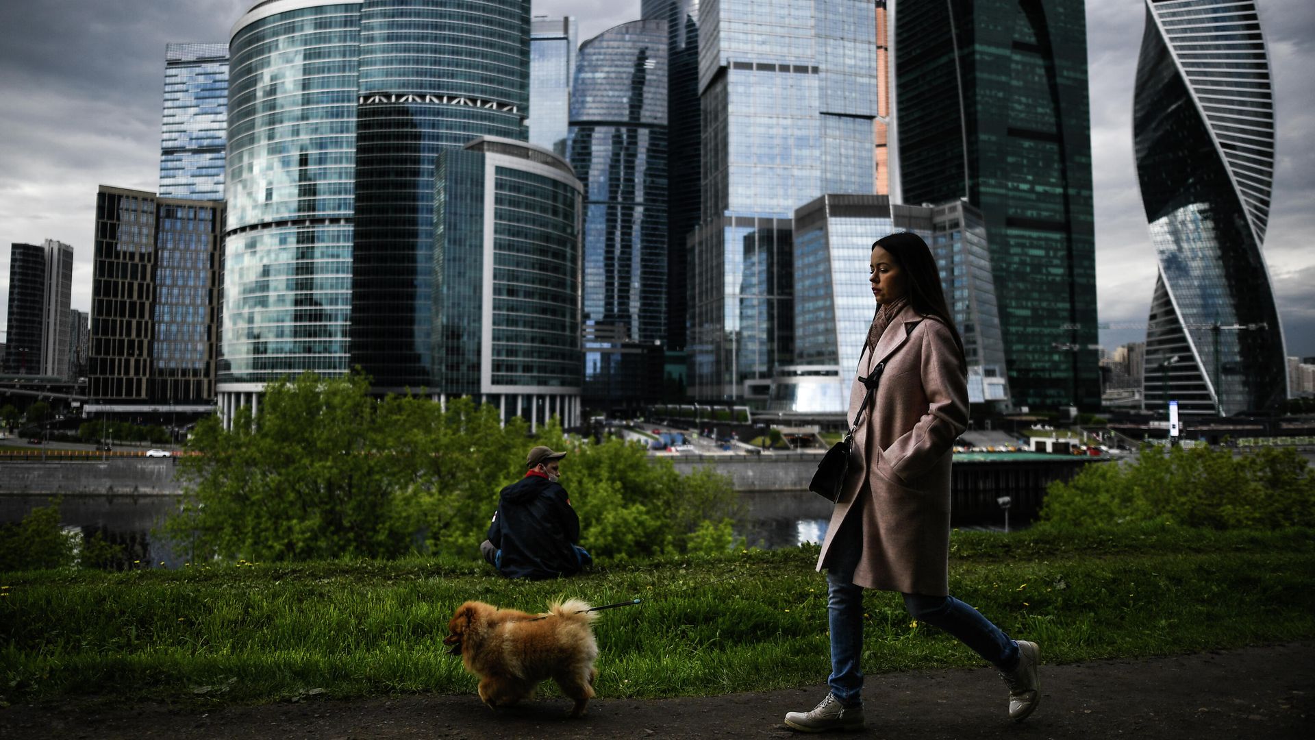 Девушка гуляет с собакой на набережной Тараса Шевченко в Москве Девушка гуляет с собакой на набережной Тараса Шевченко в Москве - РИА Новости, 1920, 06.09.2026