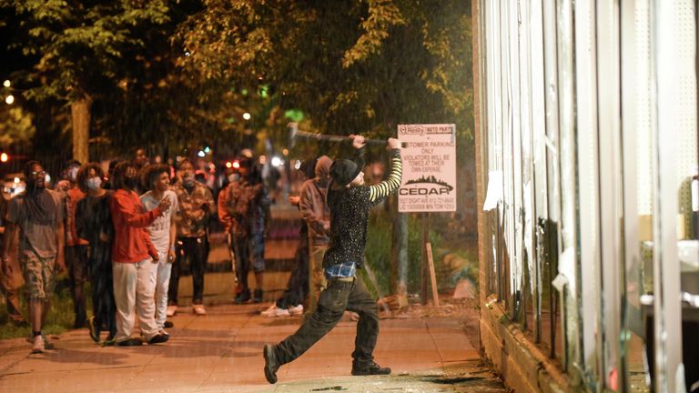 Беспорядки в Миннеаполисе Беспорядки в Миннеаполисе