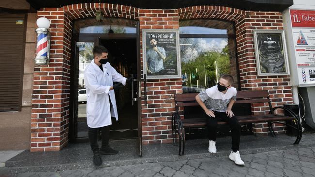 Парикмахер приглашает клиента на стрижку в одной парикмахерских Симферополя Парикмахер приглашает клиента на стрижку в одной парикмахерских Симферополя