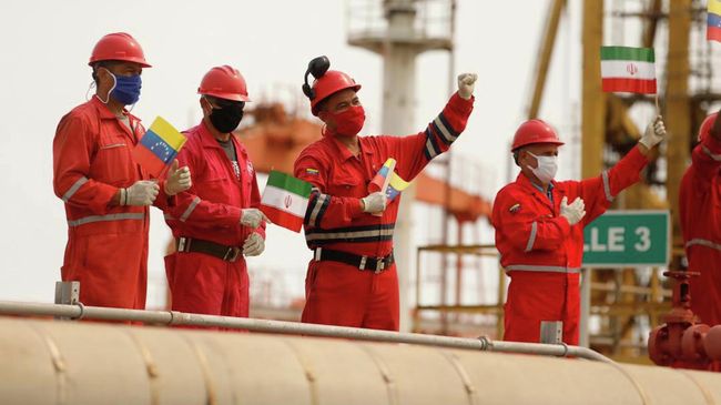 Сотрудники компании PDVSA втречают танкер Fortune с топливом из Ирана Сотрудники компании PDVSA втречают танкер Fortune с топливом из Ирана