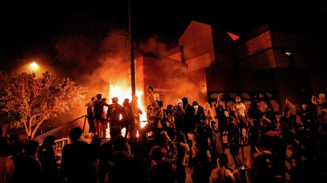 Протестующие возле полицейского участка в Миннеаполисе Протестующие возле полицейского участка в Миннеаполисе