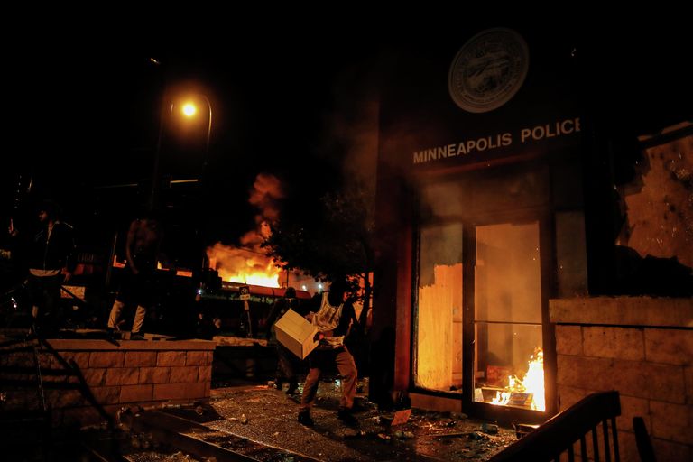 Протестующие в Миннеаполисе поджигают полицейский участок
