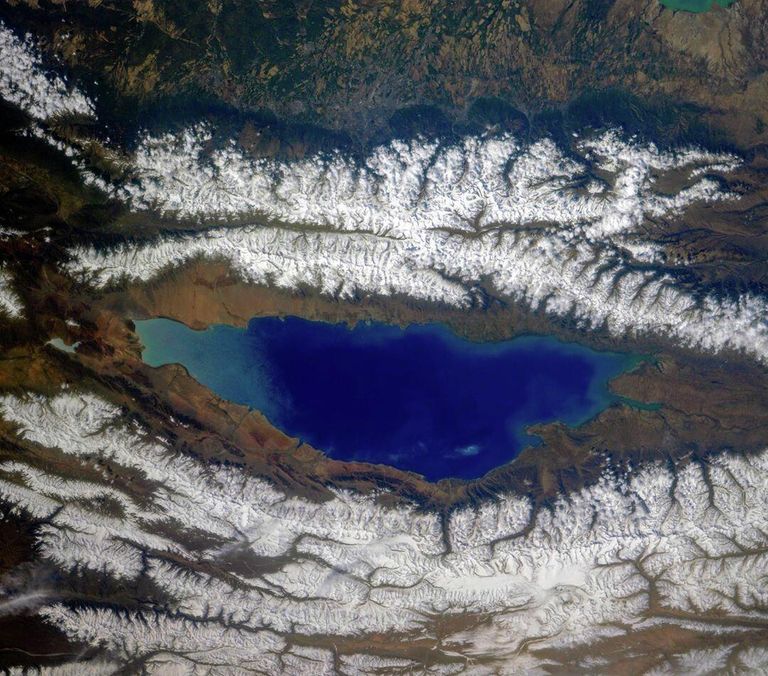 Озеро Иссык-Куль и окружающие его хребты Северного Тянь-Шаня, Киргизия Озеро Иссык-Куль и окружающие его хребты Северного Тянь-Шаня, Киргизия