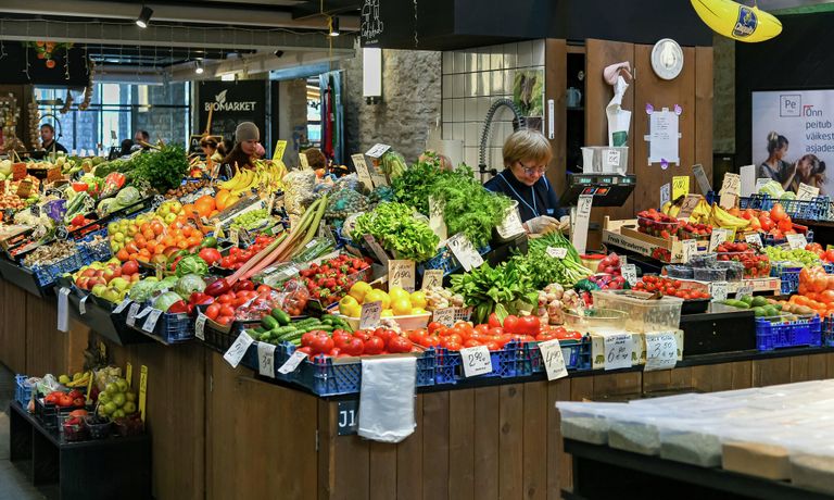 Продуктовый рынок в Таллине, Эстония Продуктовый рынок в Таллине, Эстония