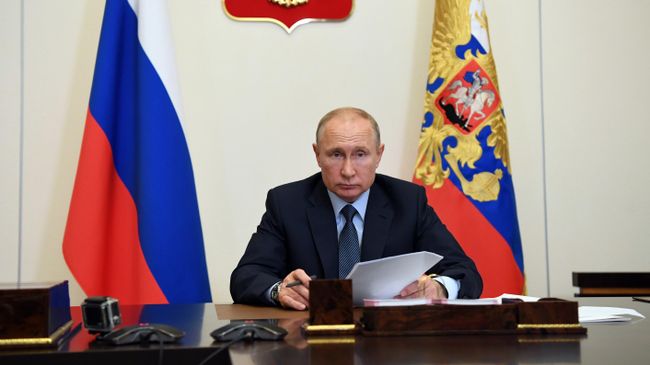 Президент РФ Владимир Путин во время рабочей встречи в режиме видеоконференции с губернатором Костромской области Сергеем Ситниковым Президент РФ Владимир Путин во время рабочей встречи в режиме видеоконференции с губернатором Костромской области Сергеем Ситниковым