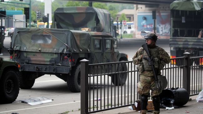 Военнослужащий Национальной гвардии США в Миннеаполисе Военнослужащий Национальной гвардии США в Миннеаполисе