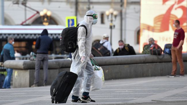 Пассажир у Ярославского вокзала в Москве Пассажир у Ярославского вокзала в Москве