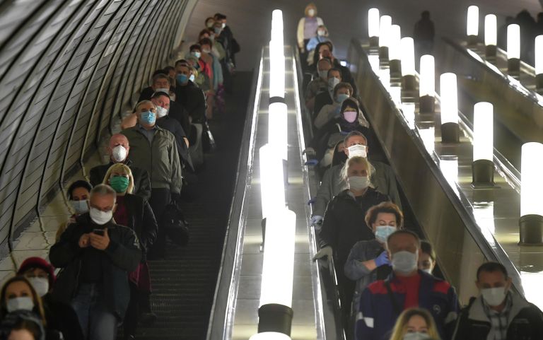 Пассажиры спускаются на эскалаторе станции Комсомольская Московского метрополитена