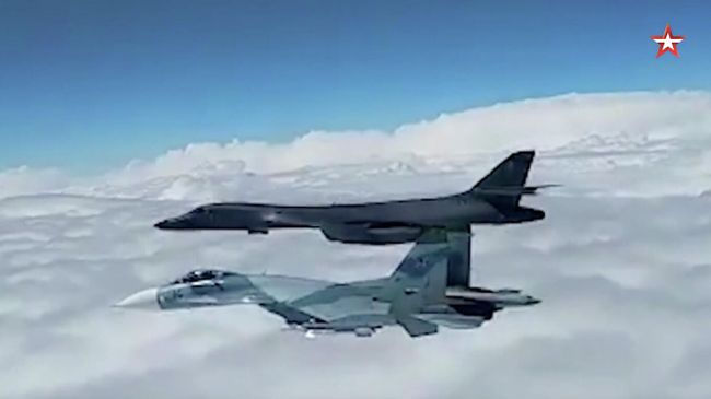 Скриншот видео, где российские истребители сопровождают бомбардировщики B-1B США над Черным морем Скриншот видео, где российские истребители сопровождают бомбардировщики B-1B США над Черным морем