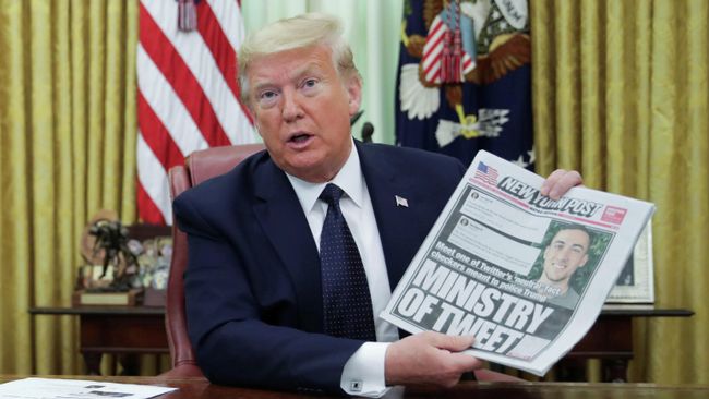 Президент США Дональд Трамп держит первую полосу Нью-Йорк пост в Белом доме Президент США Дональд Трамп держит первую полосу Нью-Йорк пост в Белом доме