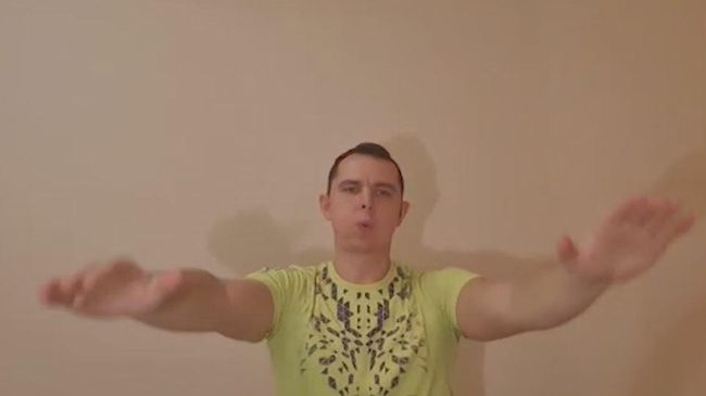 Врач показал упражнения для укрепления легких