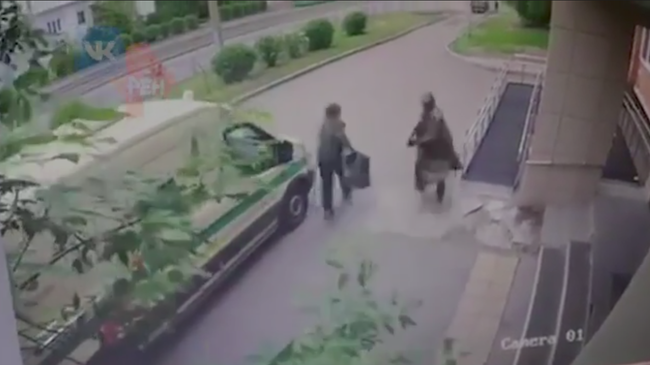 Момент нападения на инкассаторов в Красноярске попал на видео Момент нападения на инкассаторов в Красноярске попал на видео
