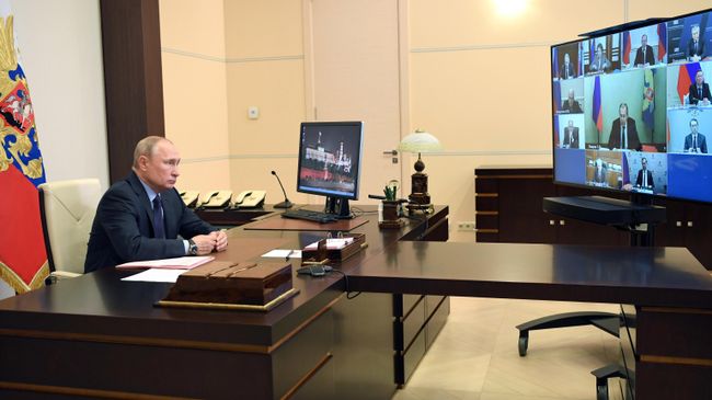 Президент РФ Владимир Путин проводит оперативное совещание с постоянными членами Совета безопасности РФ в режиме видеоконференции Президент РФ Владимир Путин проводит оперативное совещание с постоянными членами Совета безопасности РФ в режиме видеоконференции
