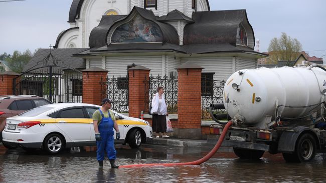 Ассенизаторская машина откачивает воду в поселке Нахабино Московской области Ассенизаторская машина откачивает воду в поселке Нахабино Московской области