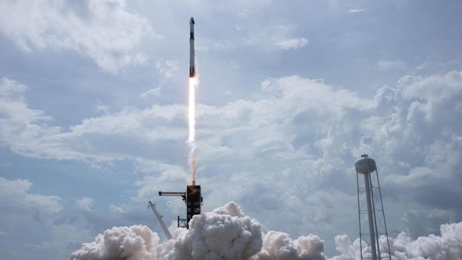 Первый пилотируемый запуск корабля Crew Dragon, созданного компанией SpaceX Илона Маска