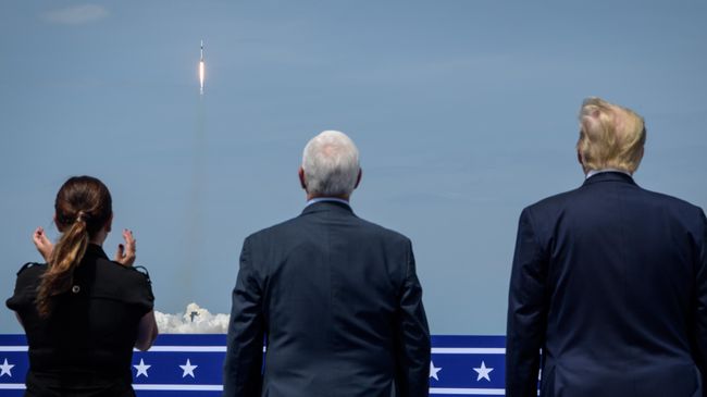Президент США Дональд Трамп, вице-президент США Майкл Пенс и супруга вице-президента США Карен Пенс следят за первым пилотируемым запуском корабля Crew Dragon Президент США Дональд Трамп, вице-президент США Майкл Пенс и супруга вице-президента США Карен Пенс следят за первым пилотируемым запуском корабля Crew Dragon