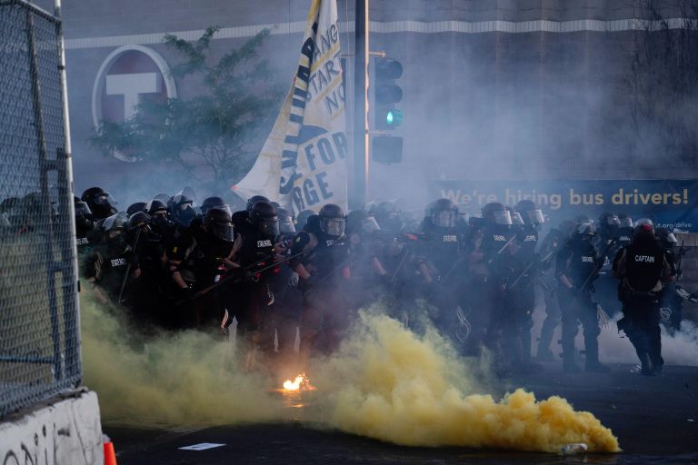 Сотрудники полиции во время протестов в Миннеаполисе Сотрудники полиции во время протестов в Миннеаполисе