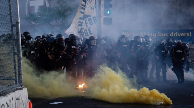 Сотрудники полиции во время протестов в Миннеаполисе Сотрудники полиции во время протестов в Миннеаполисе