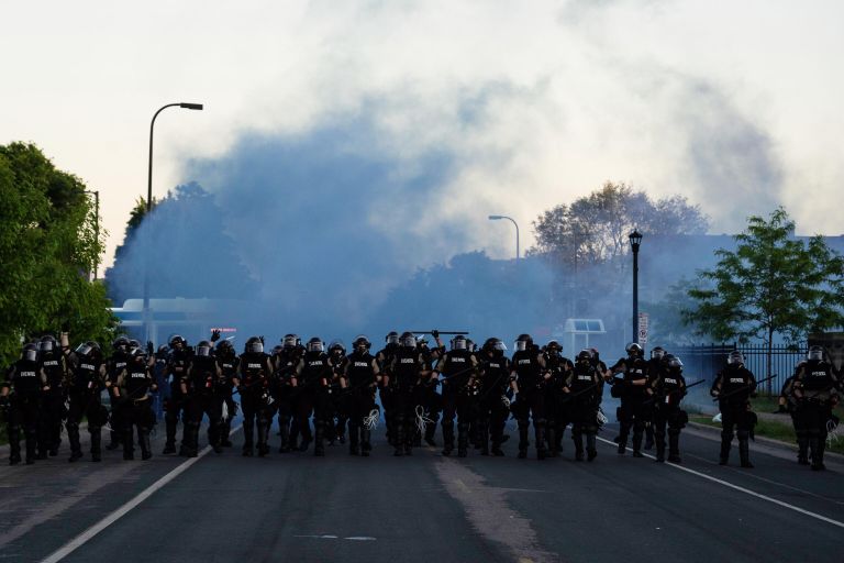 Сотрудники полиции во время протестов в Миннеаполисе Сотрудники полиции во время протестов в Миннеаполисе
