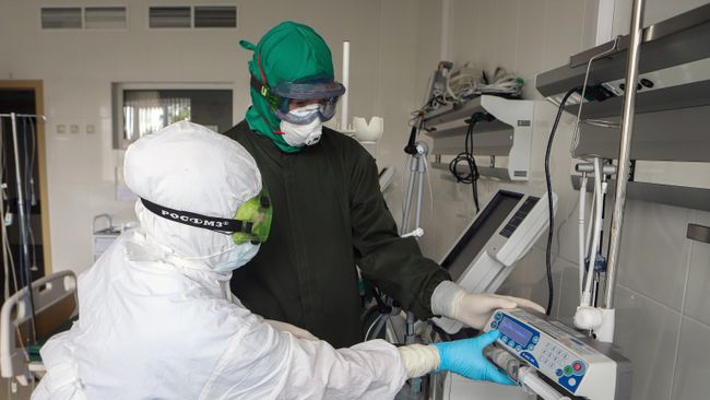 Сотрудники инфекционного корпуса, где лечат пациентов с COVID-19 Сотрудники инфекционного корпуса, где лечат пациентов с COVID-19