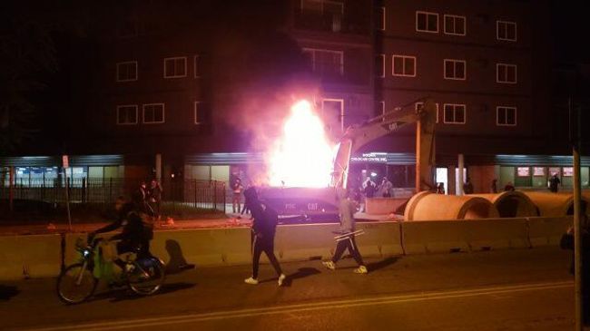 Массовые беспорядки в США: протесты, грабежи, стычки с полицией Массовые беспорядки в США: протесты, грабежи, стычки с полицией