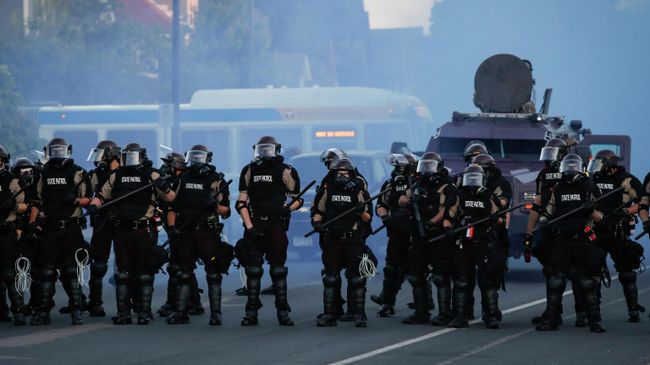 Сотрудники полиции во время протестов в Миннеаполисе
