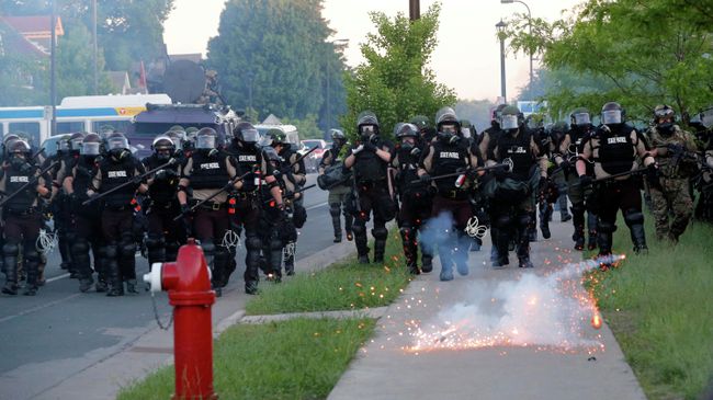 Сотрудники полиции во время протестов в Миннеаполисе Сотрудники полиции во время протестов в Миннеаполисе