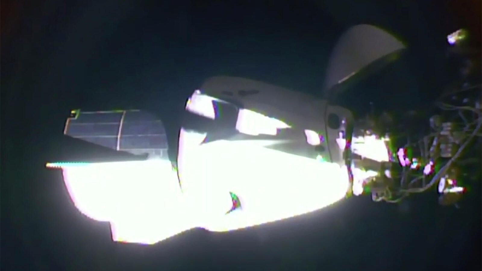 Американский корабль Crew Dragon компании SpaceX с астронавтами НАСА на борту во время стыковки с Межународной космической станцией. Стоп-кадр трансляции Американский корабль Crew Dragon компании SpaceX с астронавтами НАСА на борту во время стыковки с Межународной космической станцией. Стоп-кадр трансляции - РИА Новости, 1920, 17.11.2020