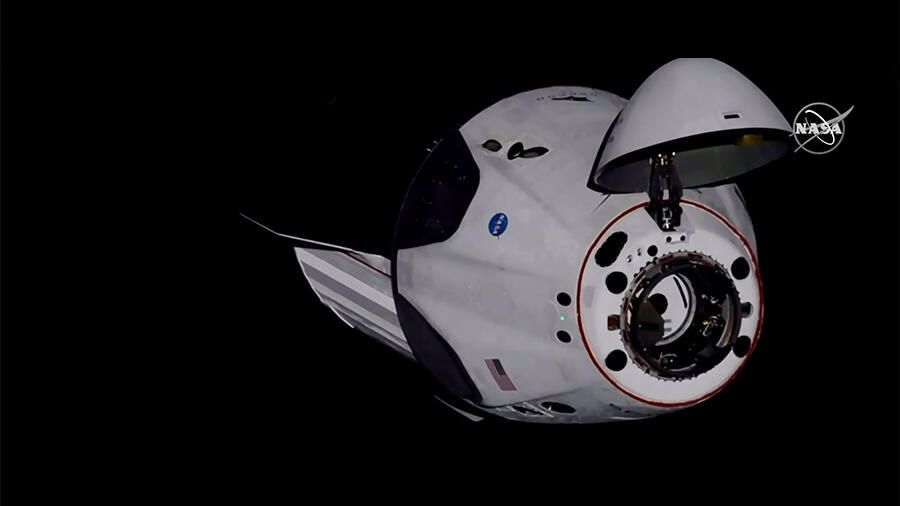Американский корабль Crew Dragon компании SpaceX с астронавтами НАСА на борту во время стыковки с Межународной космической станцией. Стоп-кадр трансляции Американский корабль Crew Dragon компании SpaceX с астронавтами НАСА на борту во время стыковки с Межународной космической станцией. Стоп-кадр трансляции - РИА Новости, 1920, 16.11.2020
