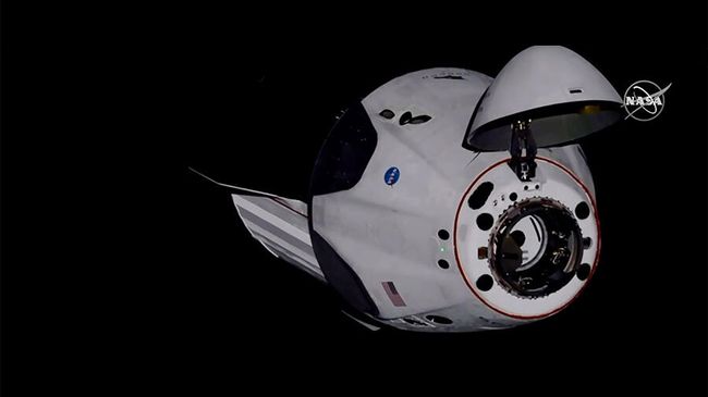 Американский корабль Crew Dragon компании SpaceX с астронавтами НАСА на борту во время стыковки с Межународной космической станцией. Стоп-кадр трансляции Американский корабль Crew Dragon компании SpaceX с астронавтами НАСА на борту во время стыковки с Межународной космической станцией. Стоп-кадр трансляции