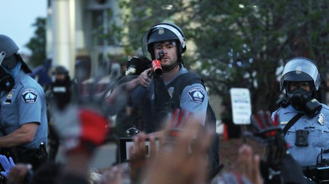 Сотрудники полиции во время акции протеста в Миннеаполисе