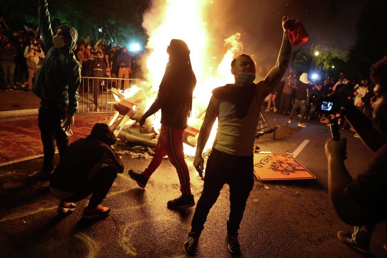 Протестующие возле Белого дома в Вашингтоне, США Протестующие возле Белого дома в Вашингтоне, США