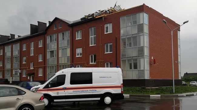 Повреждения кровли на 3-х этажных жилых домах в посёлке Северный на улице Центральная в Белгородской области Повреждения кровли на 3-х этажных жилых домах в посёлке Северный на улице Центральная в Белгородской области