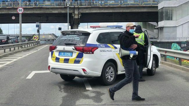 Полиция перекрыла движение на мосту Метро в Киеве Полиция перекрыла движение на мосту Метро в Киеве