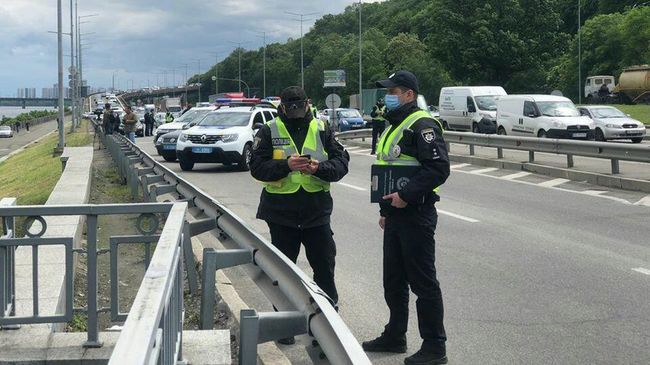 Полиция перекрыла движение на мосту Метро в Киеве Полиция перекрыла движение на мосту Метро в Киеве