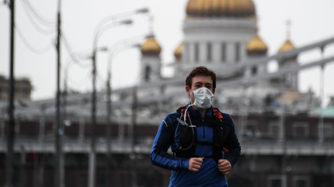 Мужчина в защитной маске во время пробежки в Центральном парке культуры и отдыха имени Горького, который вновь открылся для посещений в рамках второго этапа снятия ограничений в Москве Мужчина в защитной маске во время пробежки в Центральном парке культуры и отдыха имени Горького, который вновь открылся для посещений в рамках второго этапа снятия ограничений в Москве