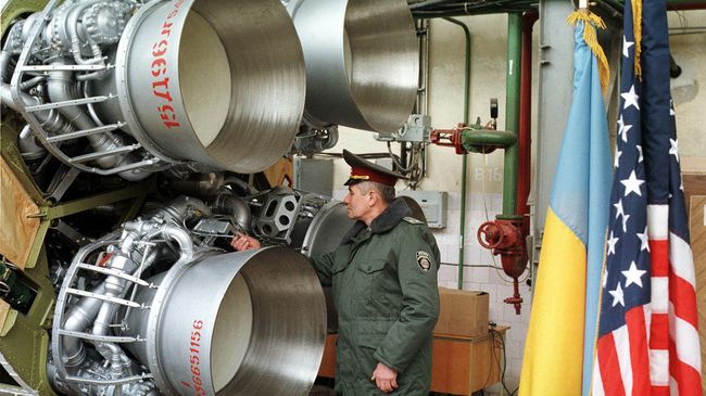 Украинский военный осматривает ракету SS-19 перед ее демонтажем в рамках договора об уменьшении ядерного вооружения. Днепропетровск, Украина. 1999 год Украинский военный осматривает ракету SS-19 перед ее демонтажем в рамках договора об уменьшении ядерного вооружения. Днепропетровск, Украина. 1999 год