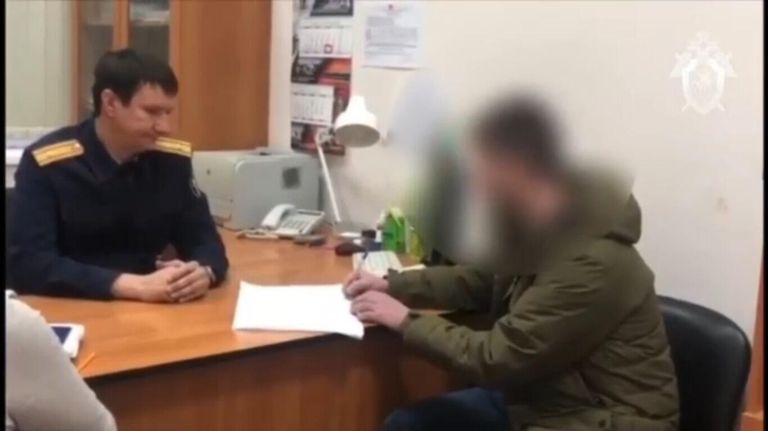 Полицейский подписывает документ о возбуждении уголовного дела Полицейский подписывает документ о возбуждении уголовного дела